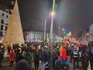 Peste 1000 de manifestanţi s-au strâns în Piaţa Universităţii